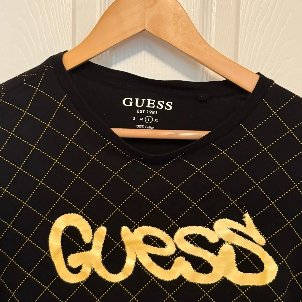 NWOT Guess Metallic Graffiti Chain Link T-shirt - Picture 4 of 5